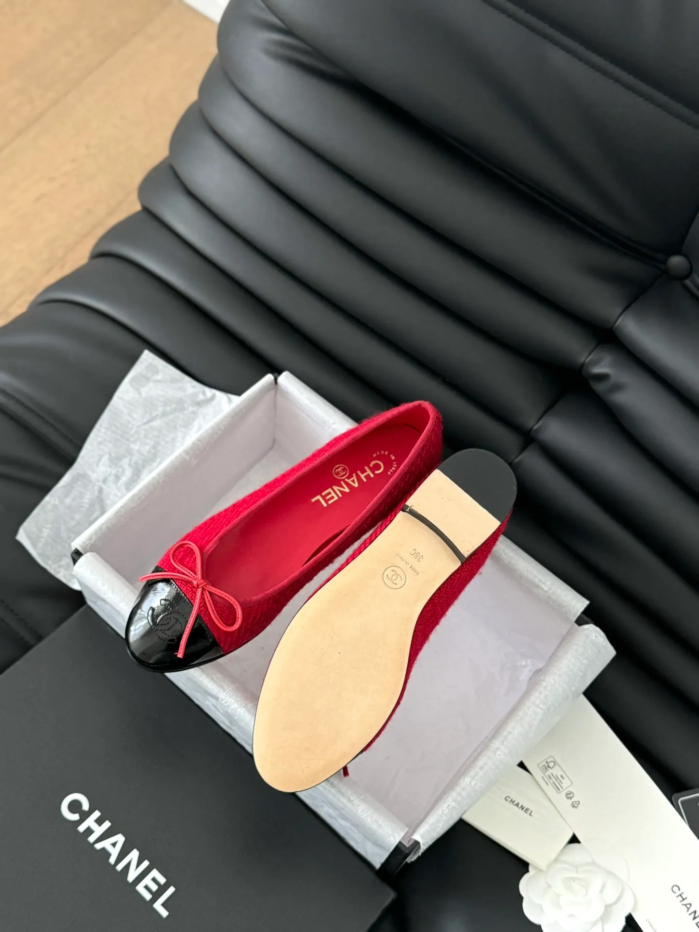 👟👟Ex-factory price 480👟👟 Purchasing-grade Chanel new color ballet shoes, original 1:1 replica, a classic among classics, perfect whether paired with trousers or skirts. The small round toe design is very good at modifying the foot shape, a must-have for little fairies! Heel height: 2.5cm Size: 35-41 (40/41/42/43 customized, non-refundable)